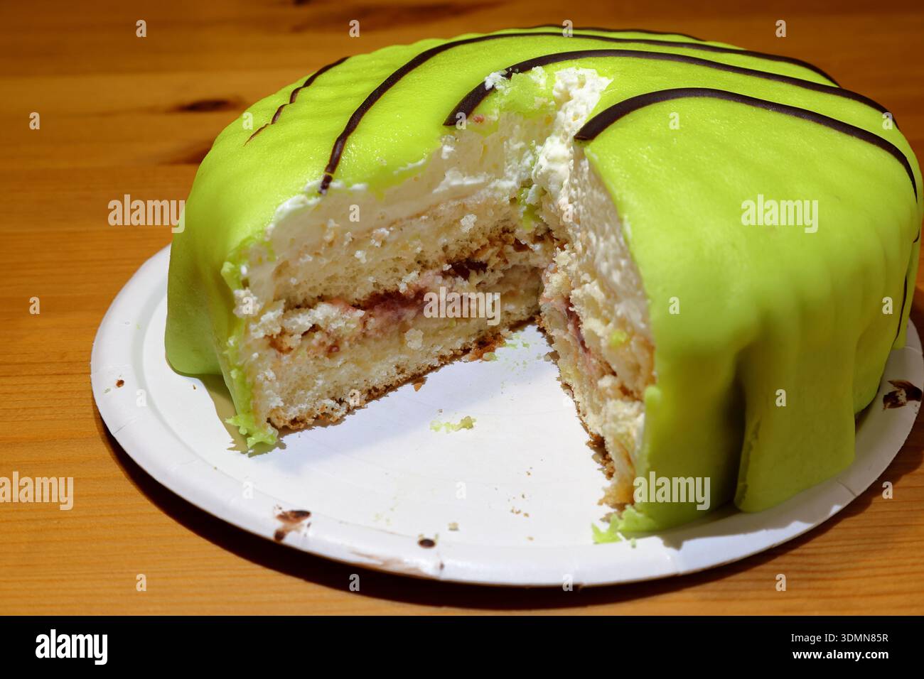 Pâtisserie suédoise appelée prinsesstårta ou gâteau princesse en anglais. Banque D'Images