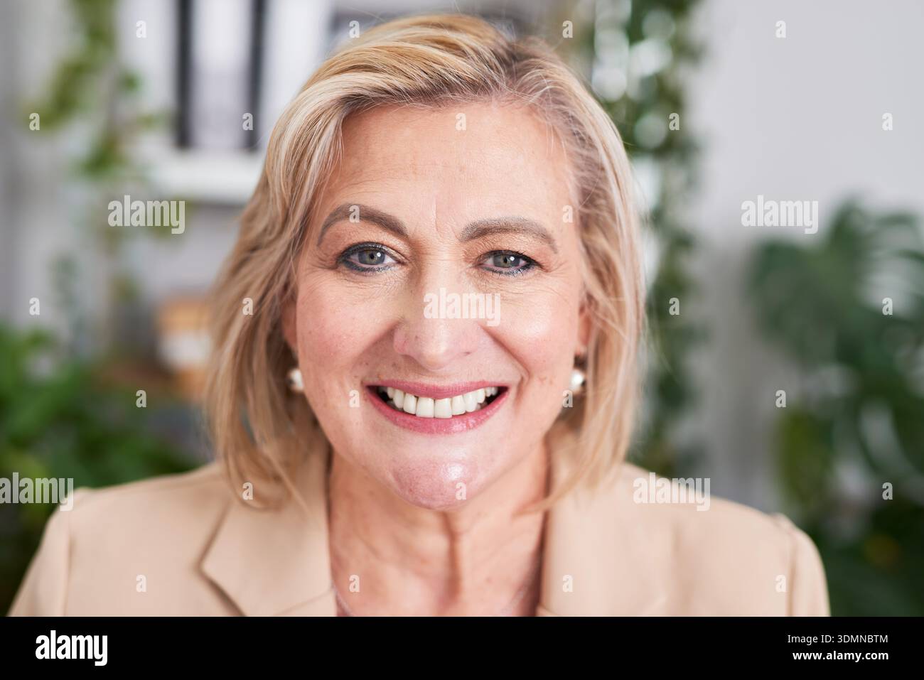 Femme d'affaires confiante avec cheveux blonds souriant dans l'environnement de bureau pour Portrait d'entreprise et Professional Headshot Banque D'Images