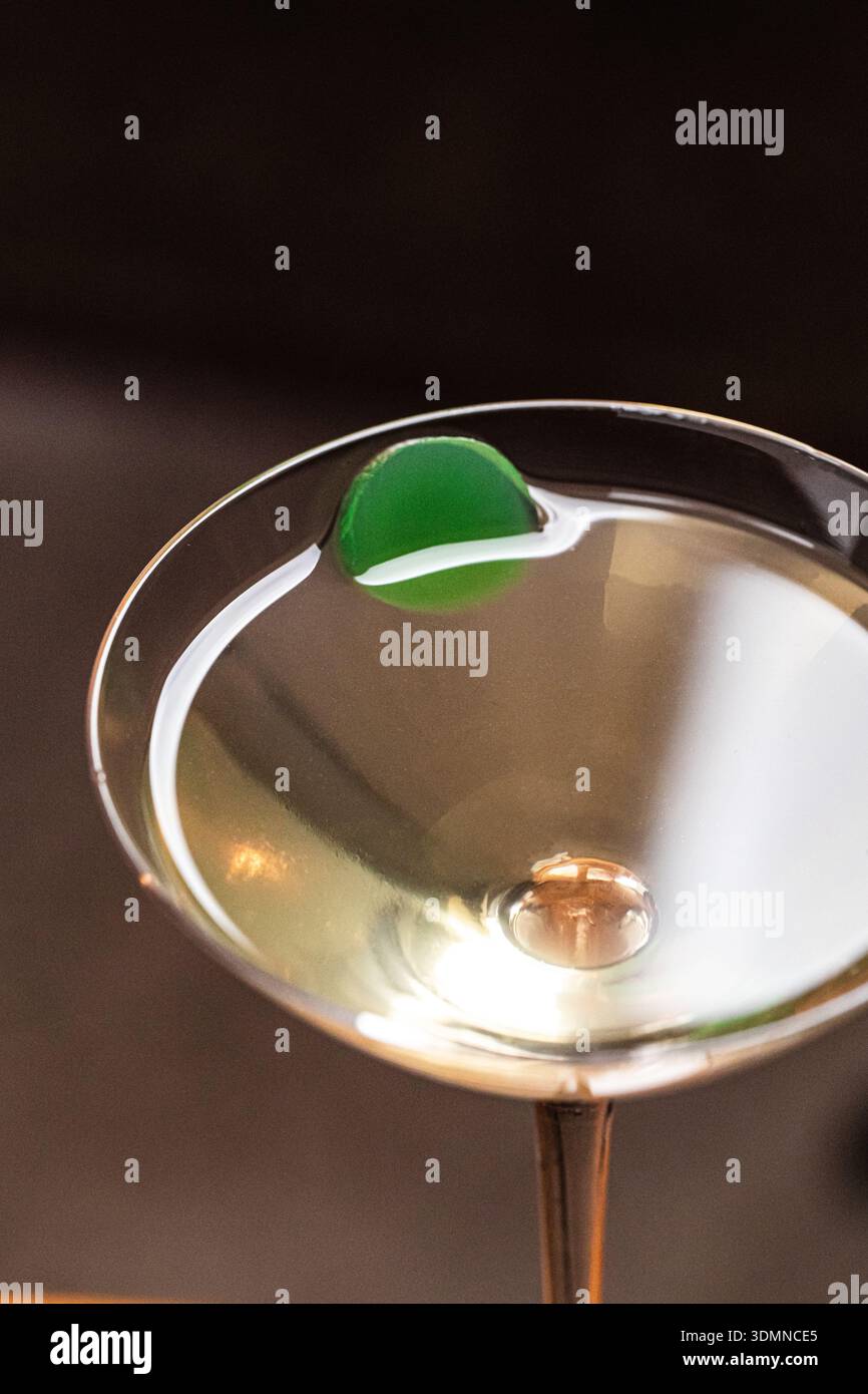 Cocktail martini classique avec garniture d'olive Banque D'Images