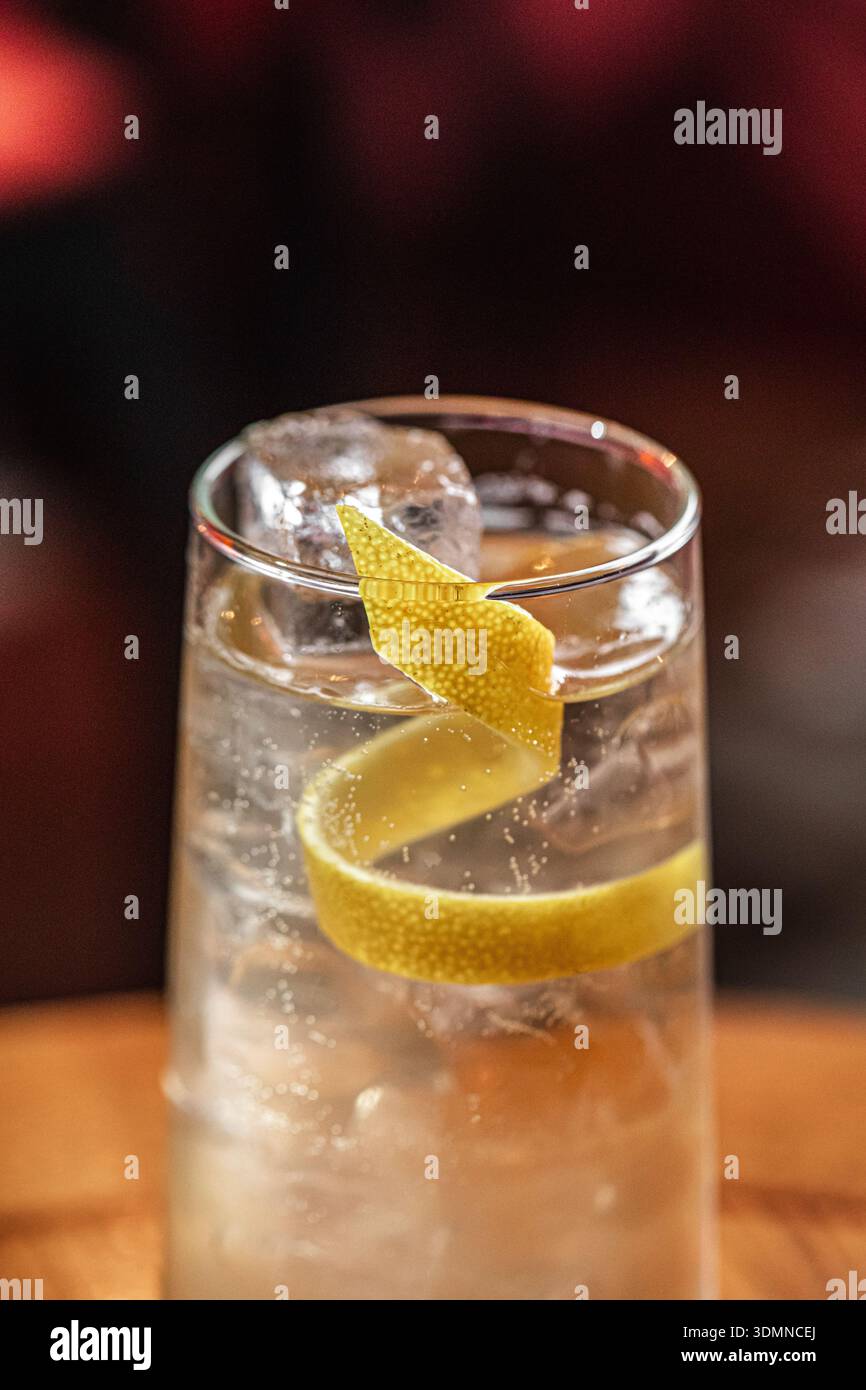 Cocktail clair avec une touche de citron et de glace Banque D'Images