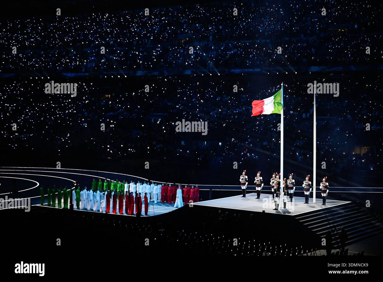 Milan, Italie. 06th Feb, 2026. MILAN, ITALIE 20260206La cérémonie d'ouverture olympique à San Siro à Milan pendant les Jeux Olympiques de Milan Cortina. *** L'image est incluse dans le FORFAIT SPORT. Pour les autres PAIEMENT IMAGE ** photo : Jessica Gow/TT/Code 10070 ce texte est traduit automatiquement crédit : TT News Agency/Alamy Live News Banque D'Images