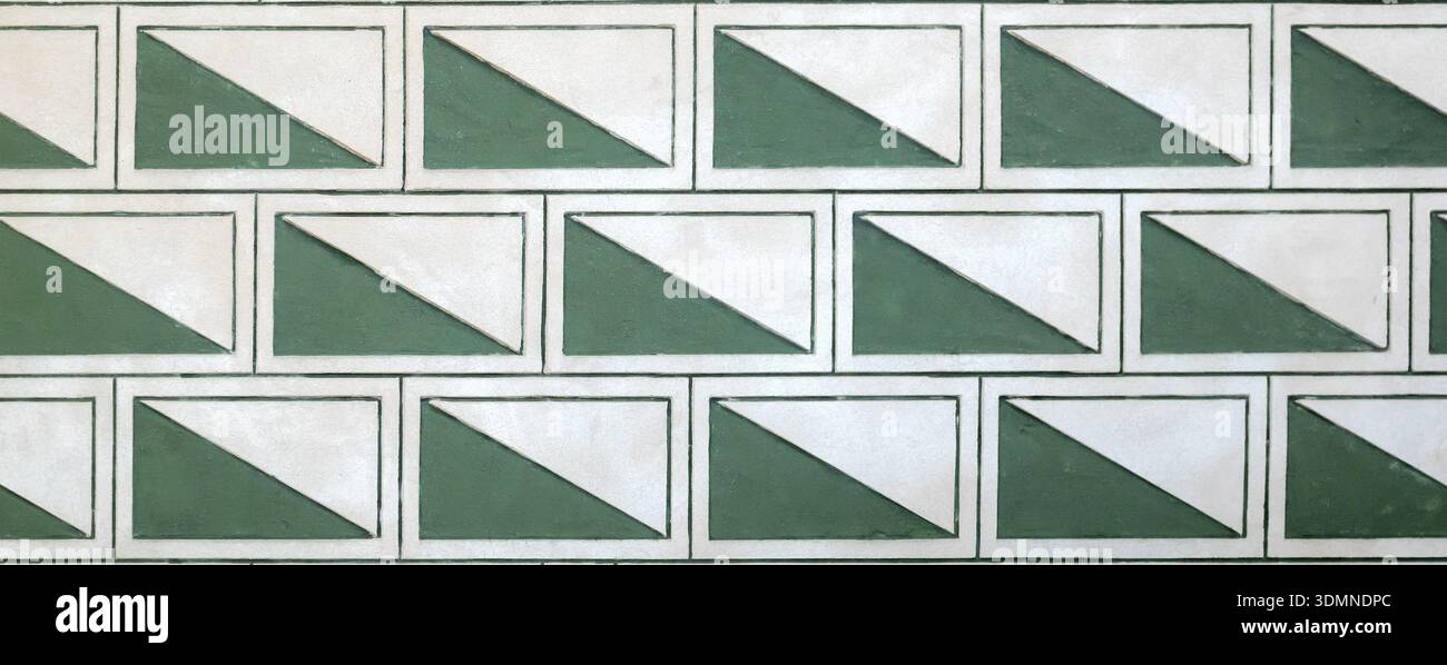 Fond de texture de motif de mur sgraffito géométrique vert et blanc, détail de décoration de façade de bâtiment historique, plan frontal panoramique large. Abstra Banque D'Images