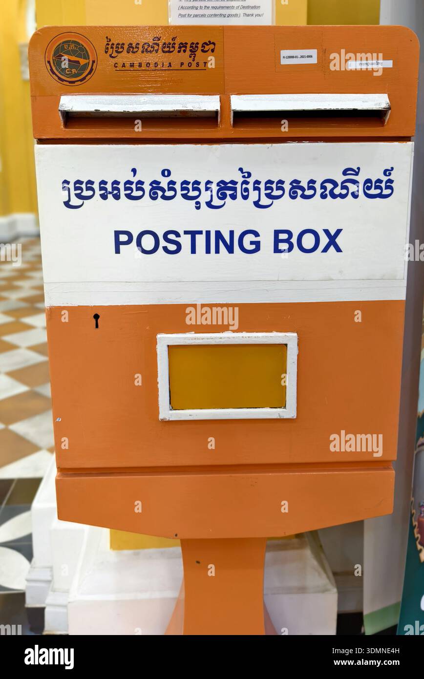 Boîte à lettres historique dans le musée du bureau de poste de Phnom Penh, Cambodge Banque D'Images