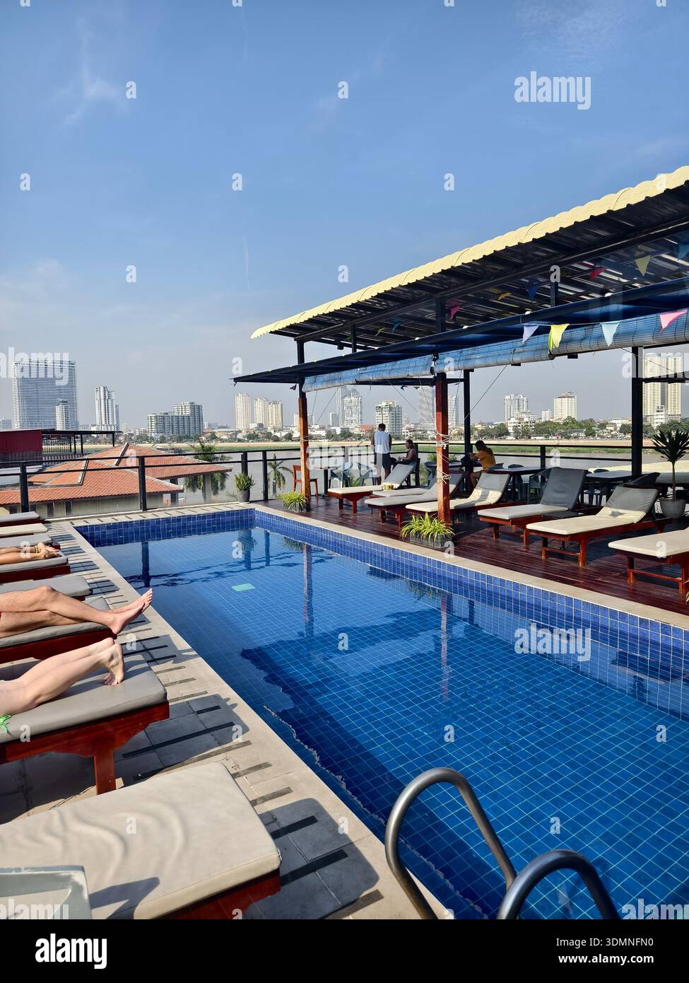 Piscine sur le toit et salon de l'hôtel Onederz, Phnom Penh, Cambodge Banque D'Images