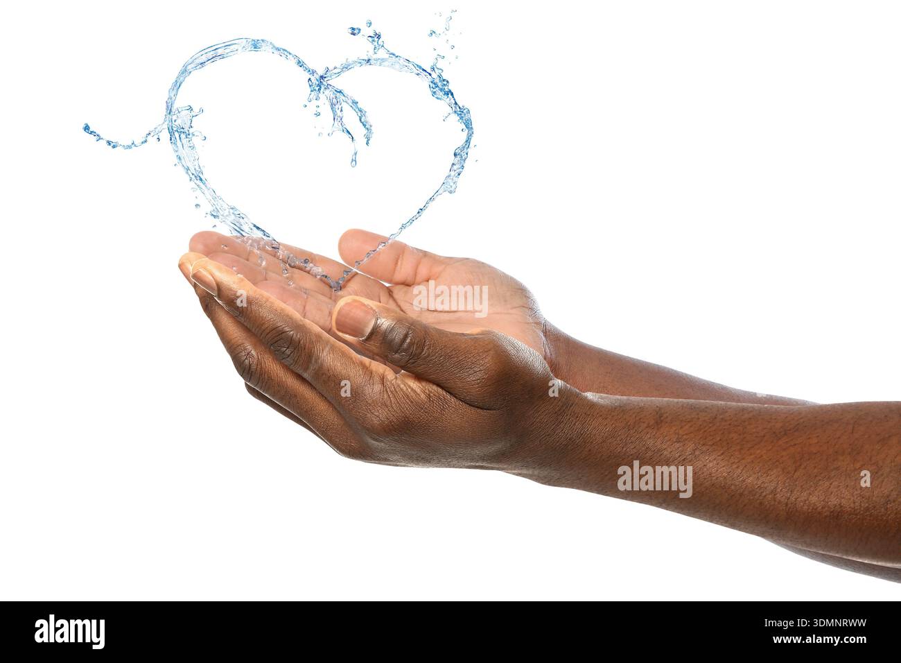 Homme tenant des éclaboussures d'eau en forme de coeur sur fond blanc, gros plan Banque D'Images
