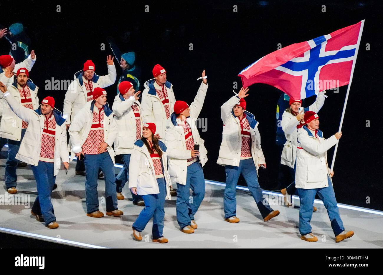 Milan, Italie. 06th Feb, 2026. Des athlètes norvégiens marchent dans le défilé des athlètes lors de la cérémonie d'ouverture des Jeux Olympiques de Milan Cortina 2026 au stade San Siro de Milan, Italie, le vendredi 6 février 2026. Plus de 2 900 athlètes de 92 comités olympiques nationaux participeront à la compétition, les États-Unis ayant la plus grande présence avec plus de 230 athlètes. Photo de Richard Ellis/UPI crédit : UPI/Alamy Live News Banque D'Images