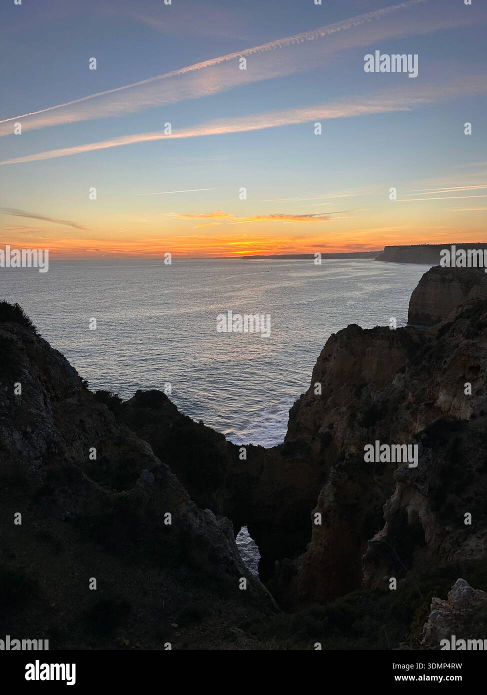 Golden Hour sur les falaises côtières accidentées de Ponta da Piedade avec arc océanique à Lagos, Faro, Portugal, février 2025 Banque D'Images