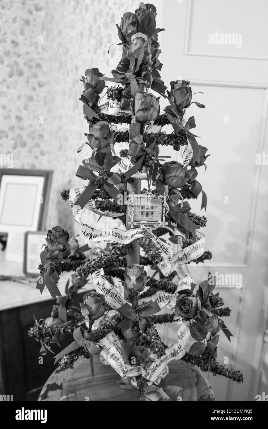 Un sapin de Noël décoré de façon unique est le point focal de la journée portes ouvertes annuelle de Noël à Washington place, la résidence officielle du gouverneur Banque D'Images