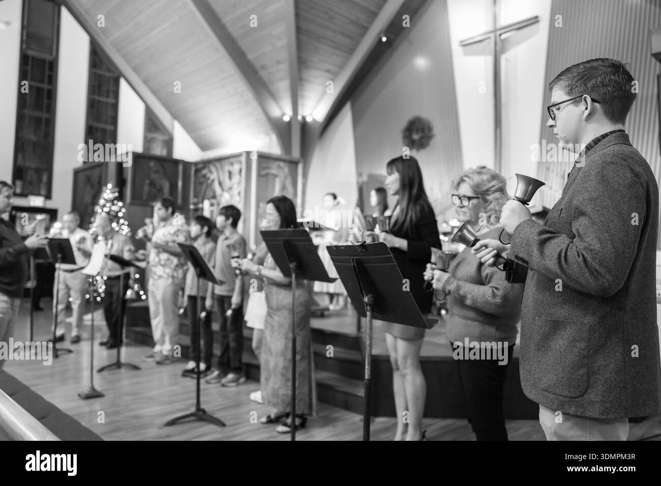 Les membres du chœur de cloches de l'église congrégationaliste de Waiokeola pratiquent leur performance pour le service de la veille de Noël à Honolulu, Hawaï. La chorale, com Banque D'Images