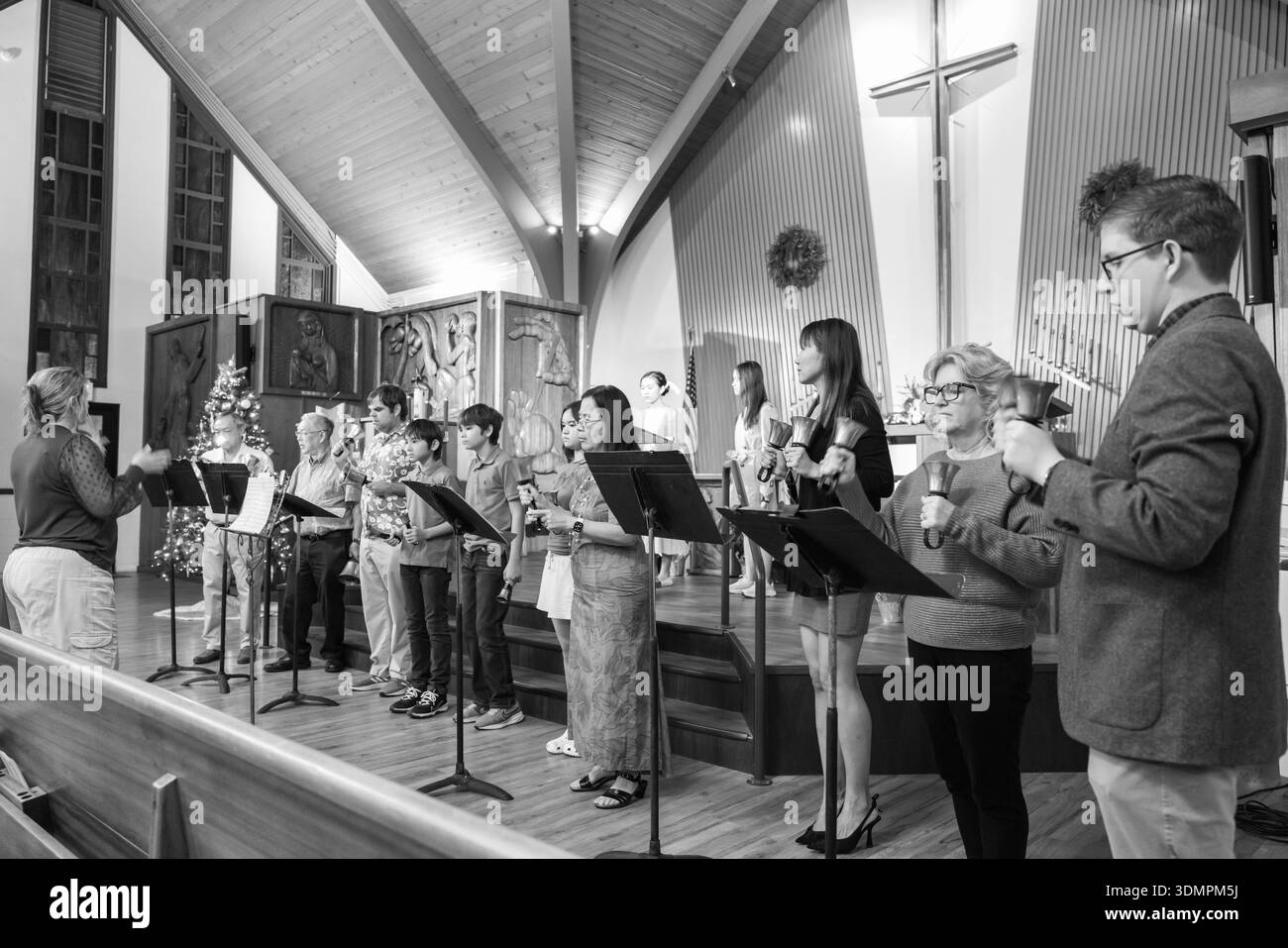Les membres de la chorale de l'église congrégationnelle de Waiokeola répètent à l'église de Kahala avant leur service de la veille de Noël. Le groupe, composé de Banque D'Images