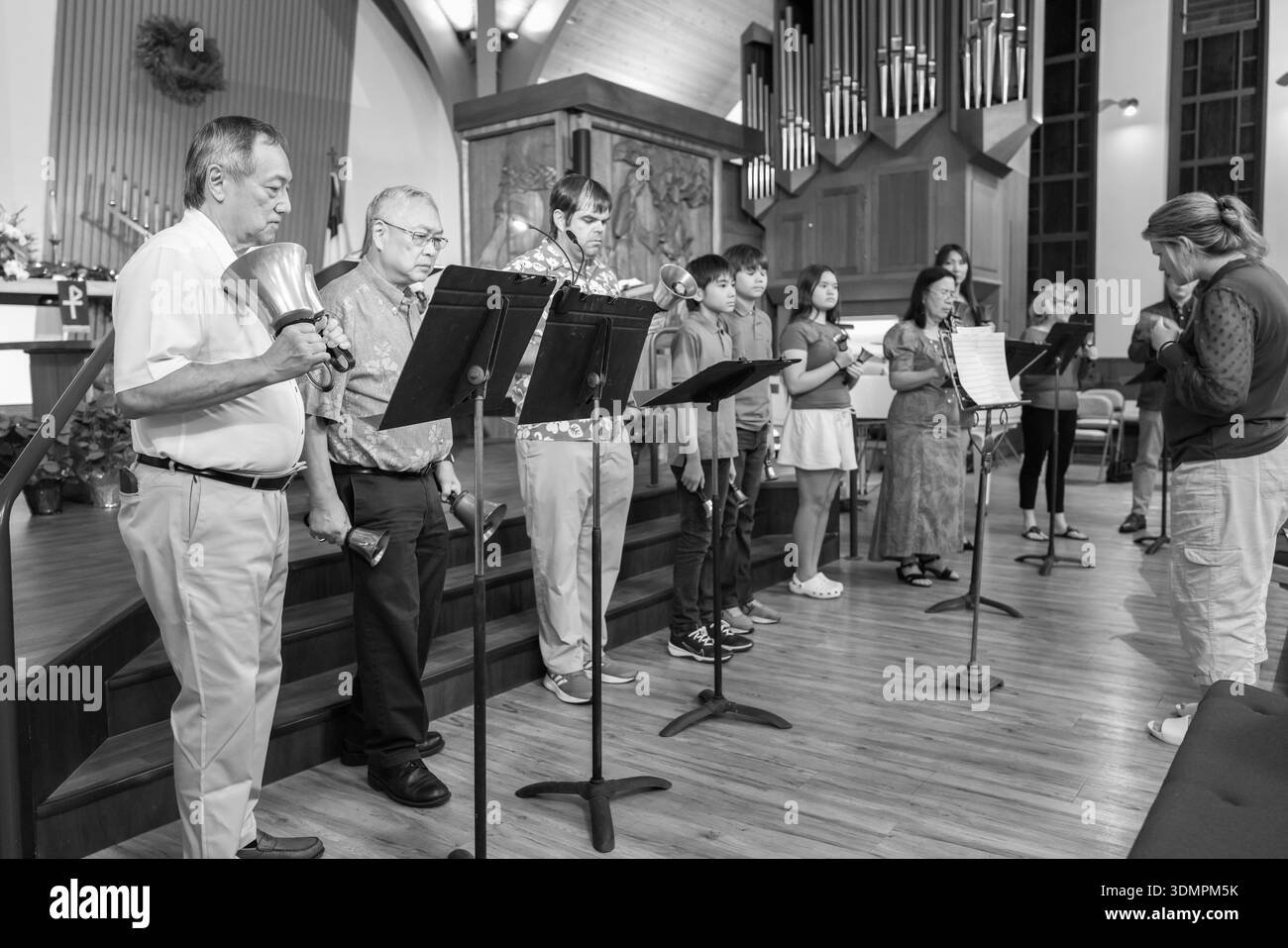 Les membres de la chorale de l'église congrégationnelle de Waiokeola répètent avant le service du réveillon de Noël à Honolulu, Hawaï. Le groupe, composé des deux Banque D'Images