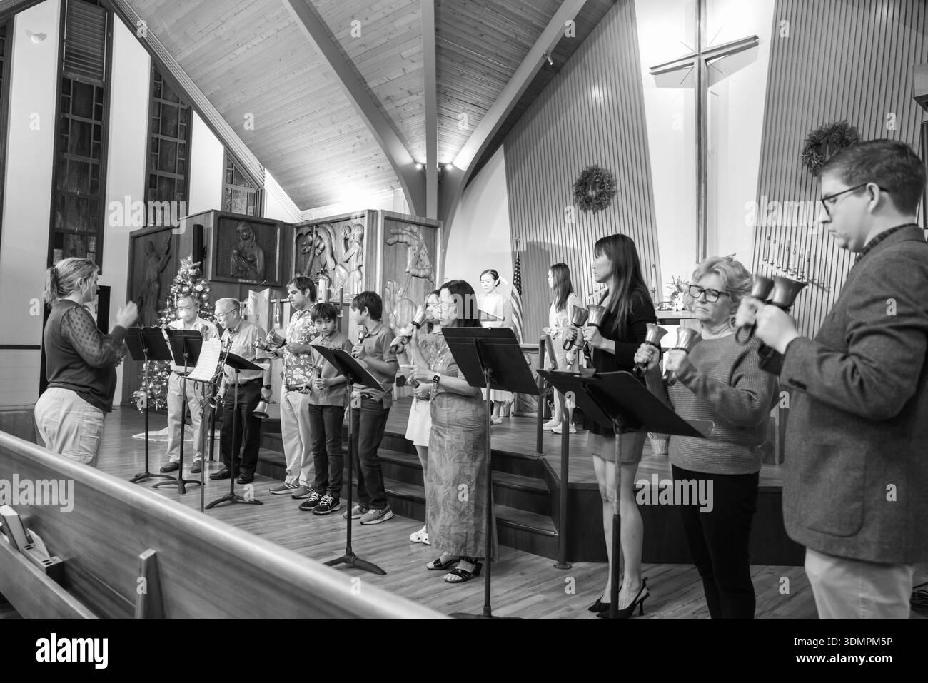 Le chœur de cloches de l'église congrégationnelle de Waiokeola à Kahala, Honolulu, Hawaï répétait avant le service du réveillon de Noël. Membres de la pratique chorale Banque D'Images