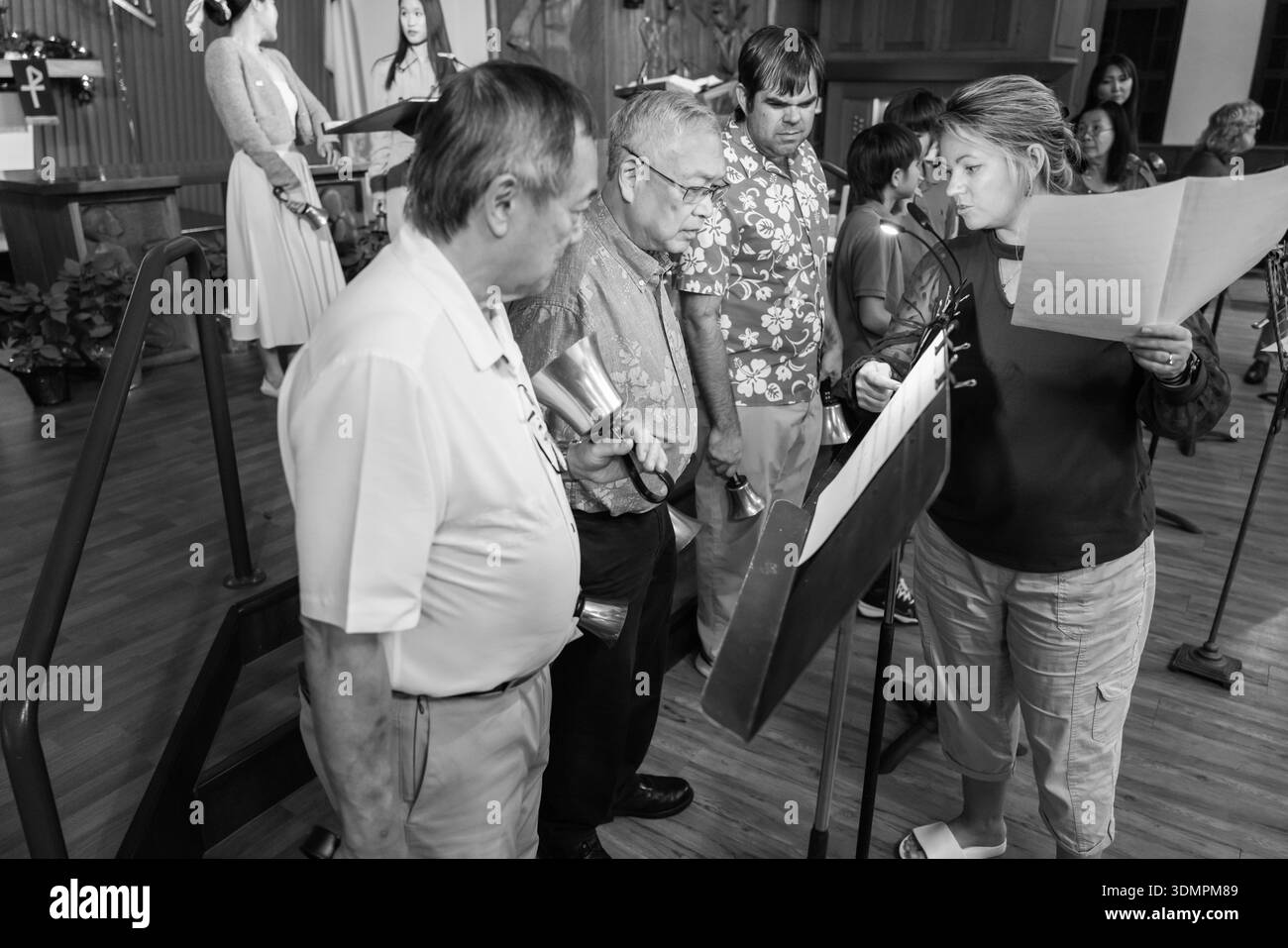 Les membres de la chorale de l'église congrégationnelle de Waiokeola répètent avant le service du réveillon de Noël à Kahala, Honolulu, Hawaï. La chorale est photographiée Banque D'Images