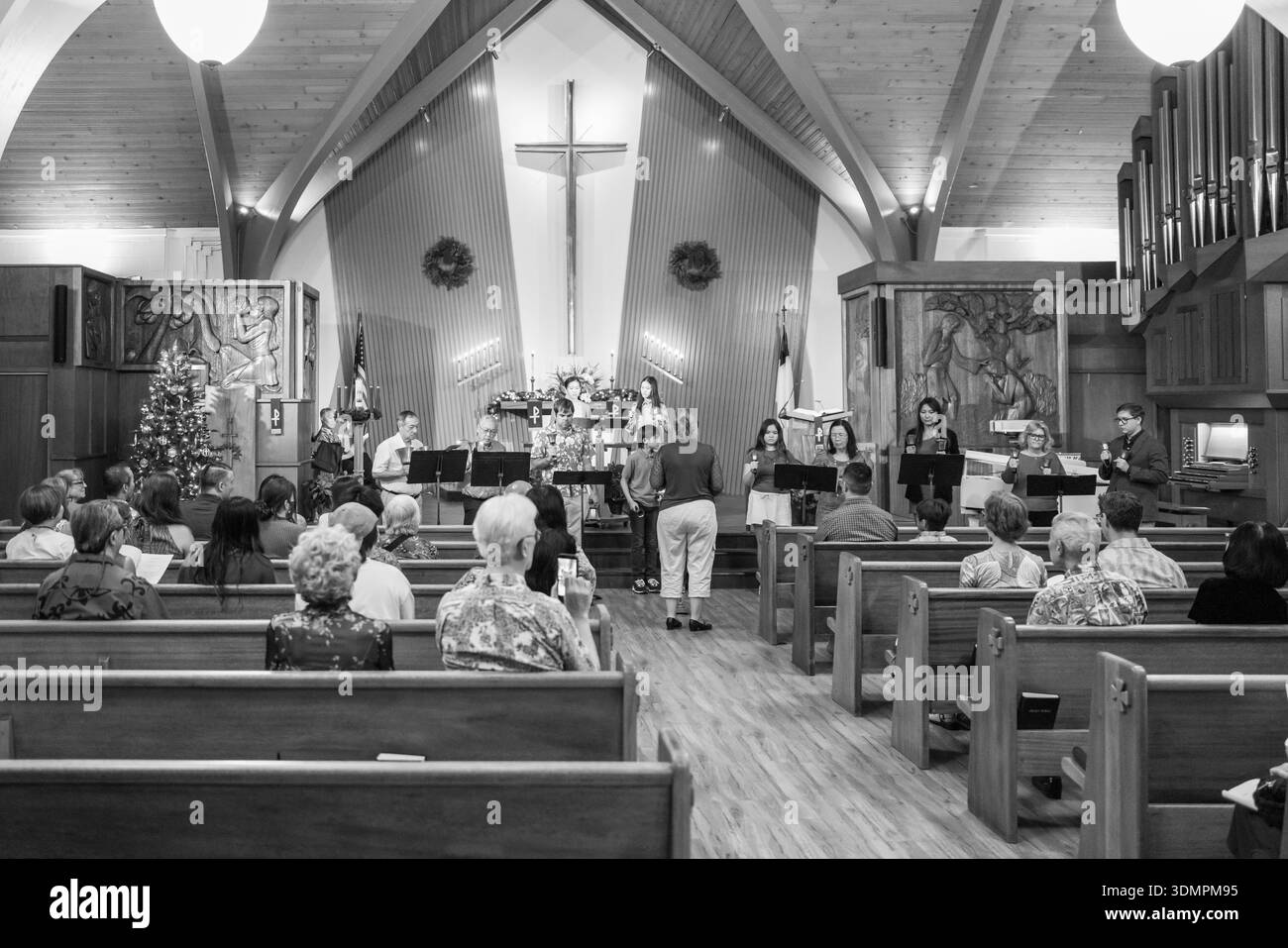 Un chœur de cloches se produit pendant le service du réveillon de Noël à l'église congrégationnelle de Waiokeola à Kahala, Honolulu, Hawaï. L'église était remplie de memb Banque D'Images
