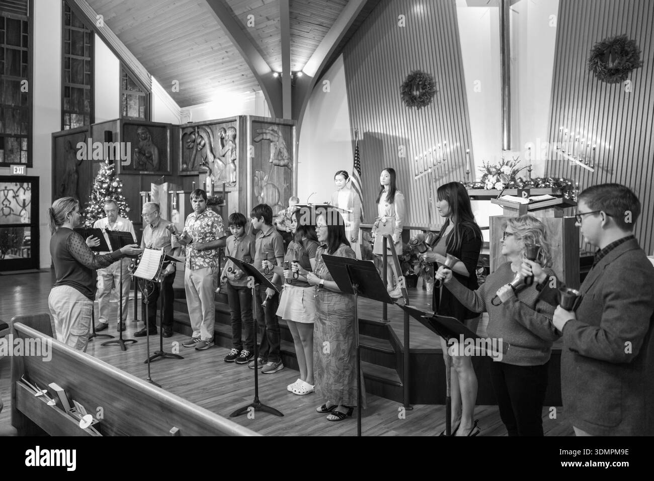 Un chœur de cloches se produit pendant le service du réveillon de Noël à l'église congrégationnelle de Waiokeola à Kahala, Honolulu, Hawaï. Le groupe, composé de jeunes A. Banque D'Images