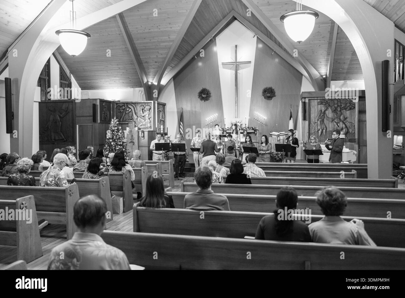 Un chœur de cloches se produit pendant le service du réveillon de Noël à l'église congrégationnelle de Waiokeola à Kahala, Honolulu, Oahu, Hawaï. Le service a dessiné un grand Banque D'Images