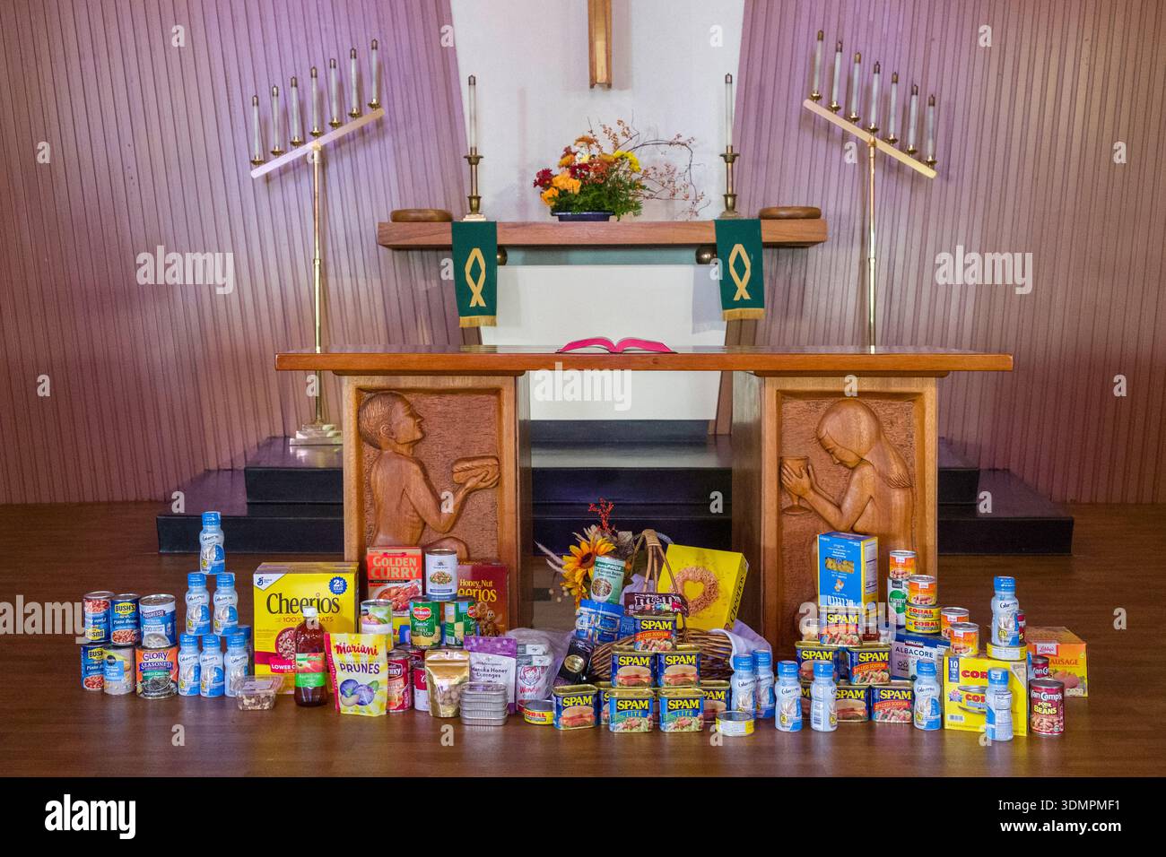 Une collection de conserves et de produits alimentaires en boîte sont exposés sur l'autel de l'église congrégationnelle de Waiokeola à Honolulu, Hawaï. Le don est p Banque D'Images