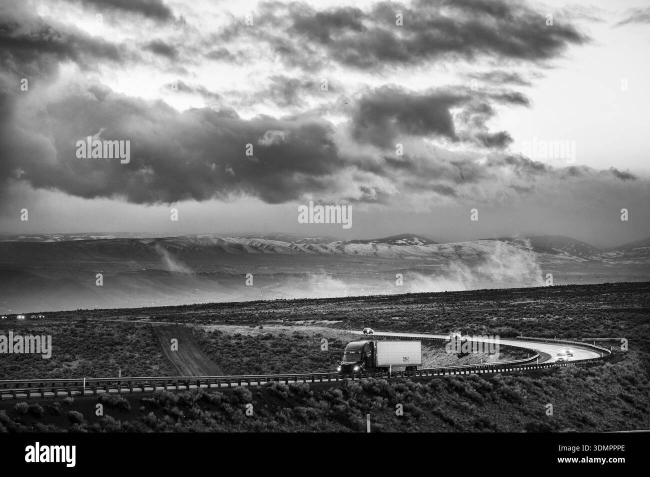 Les voitures et les camions de transport semi-tracteurs traversent une tempête violente le long de l'Interstate 84. Le haut désert près de Boise Idaho, USA. Banque D'Images