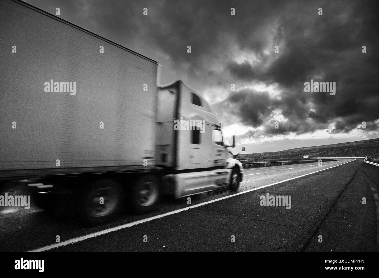 Les voitures et les camions de transport semi-tracteurs traversent une tempête violente le long de l'Interstate 84. Le haut désert près de Boise Idaho, USA. Banque D'Images