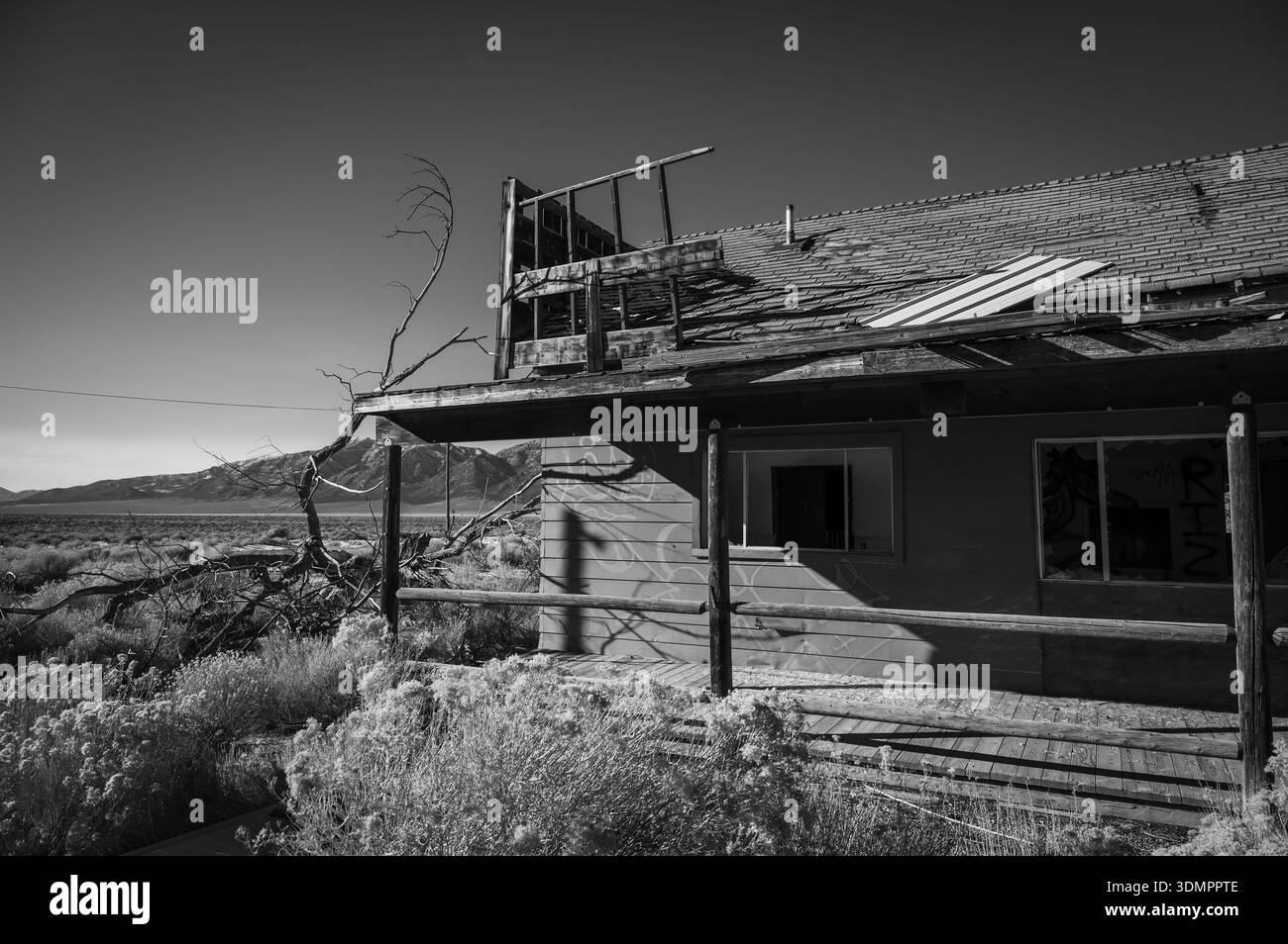 Un restaurant et un motel abandonnés couverts de graffitis, le long de la Highway 93, Nevada USA. Noir et blanc Banque D'Images