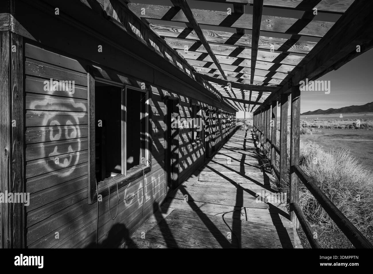 Un restaurant et un motel abandonnés couverts de graffitis, le long de la Highway 93, Nevada USA. Noir et blanc. Banque D'Images
