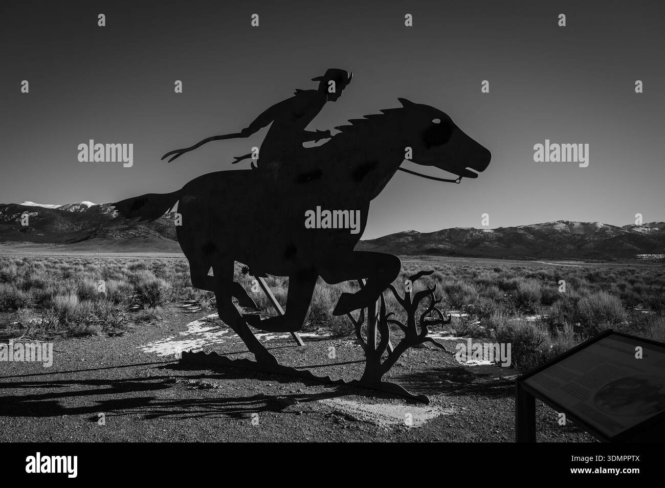 Le mémorial express du poney, le long de la Highway 93, Ely Nevada/, États-Unis. Noir et blanc. Banque D'Images