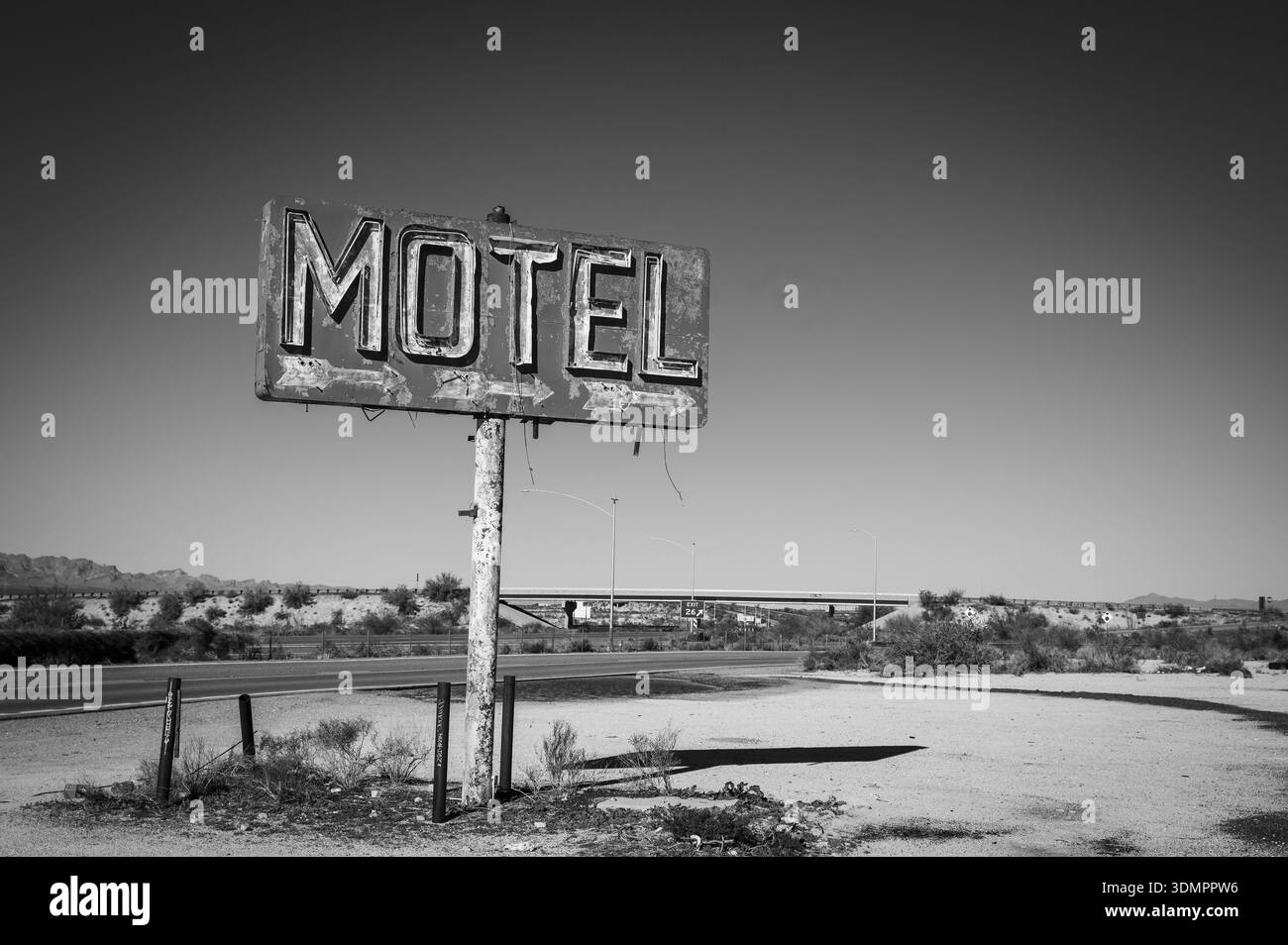 Panneau de motel abandonné le long de l'Interstate 40, près de Kingman Arizona, États-Unis. Noir et blanc. Banque D'Images