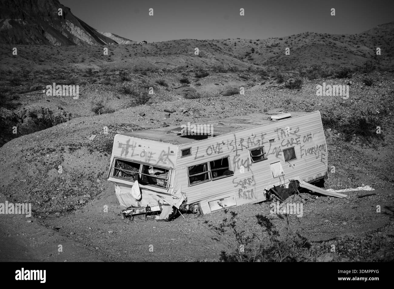 Campeurs abandonnés le long de la route de gravier jusqu'à Kingman Wash, près du lac Mead, Arizona, États-Unis. Noir et blanc. Banque D'Images