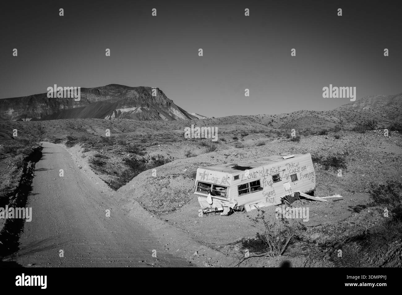 Campeurs abandonnés le long de la route de gravier jusqu'à Kingman Wash, près du lac Mead, Arizona, États-Unis. Noir et blanc. Banque D'Images