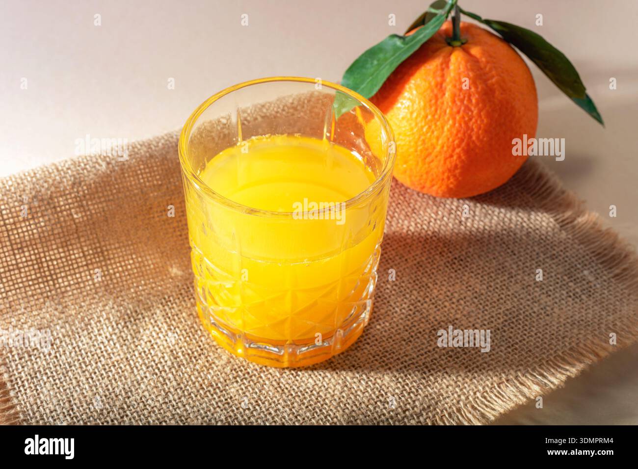 Jus d'orange sur la serviette de sac dans la lumière du soleil. Concept de nourriture végétalienne estivale et saine. Gros plan. Banque D'Images
