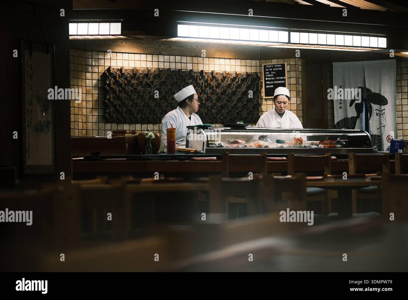 Deux chefs préparent des sushis dans un restaurant japonais à Pittsburgh. Banque D'Images