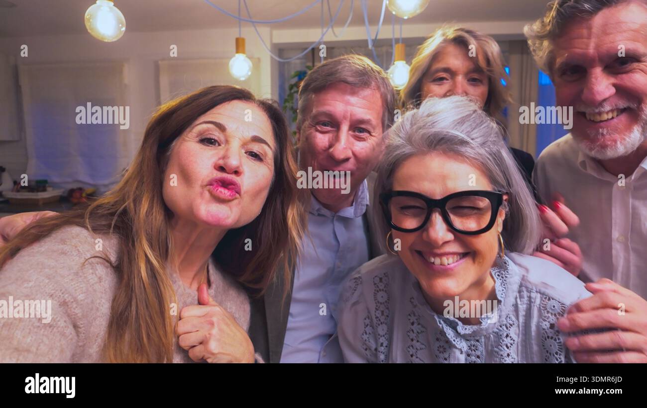 Groupe d'amis prenant selfie amusant à la célébration Banque D'Images