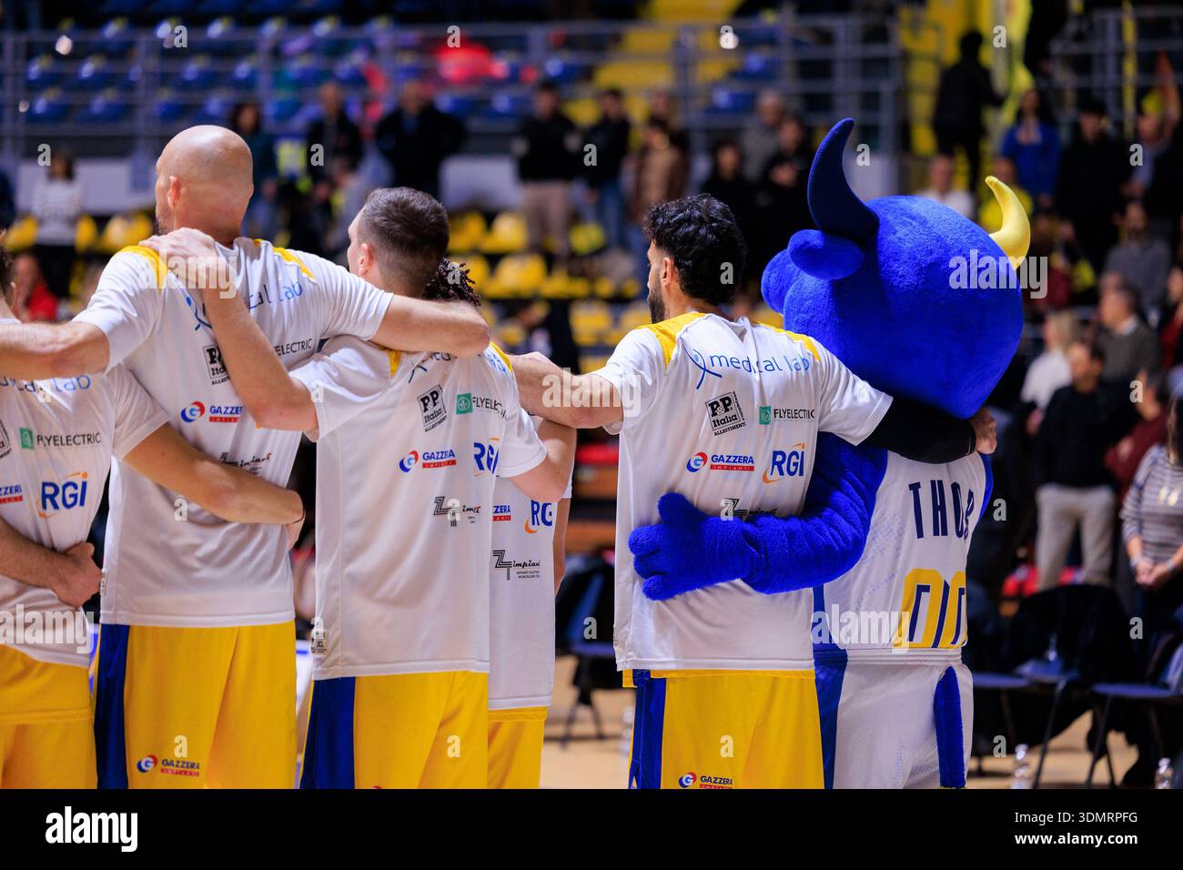 Turin, Italie : 06 février 2026 - joueurs de basket Torino et mascotte avant le match de Serie A2 contre Fortitudo Bologna, au Pala Gianni Asti. Banque D'Images
