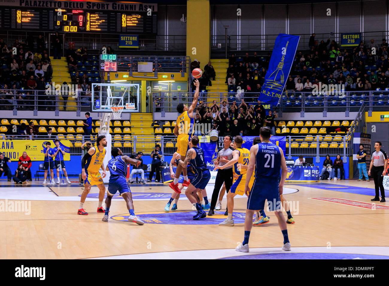 Turin, Italie : 06 février 2026 - Un moment d'action au Pala Gianni Asti, lors du match de Serie A2 entre basket Torino et Fortitudo Bologna. Banque D'Images