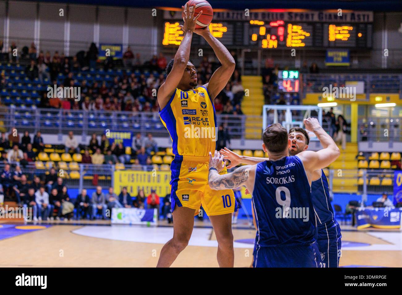 Turin, Italie : 06 février 2026 - Robert Allen de basket Torino en action lors du match de Serie A2 contre Bologne au Pala Gianni Asti. Banque D'Images