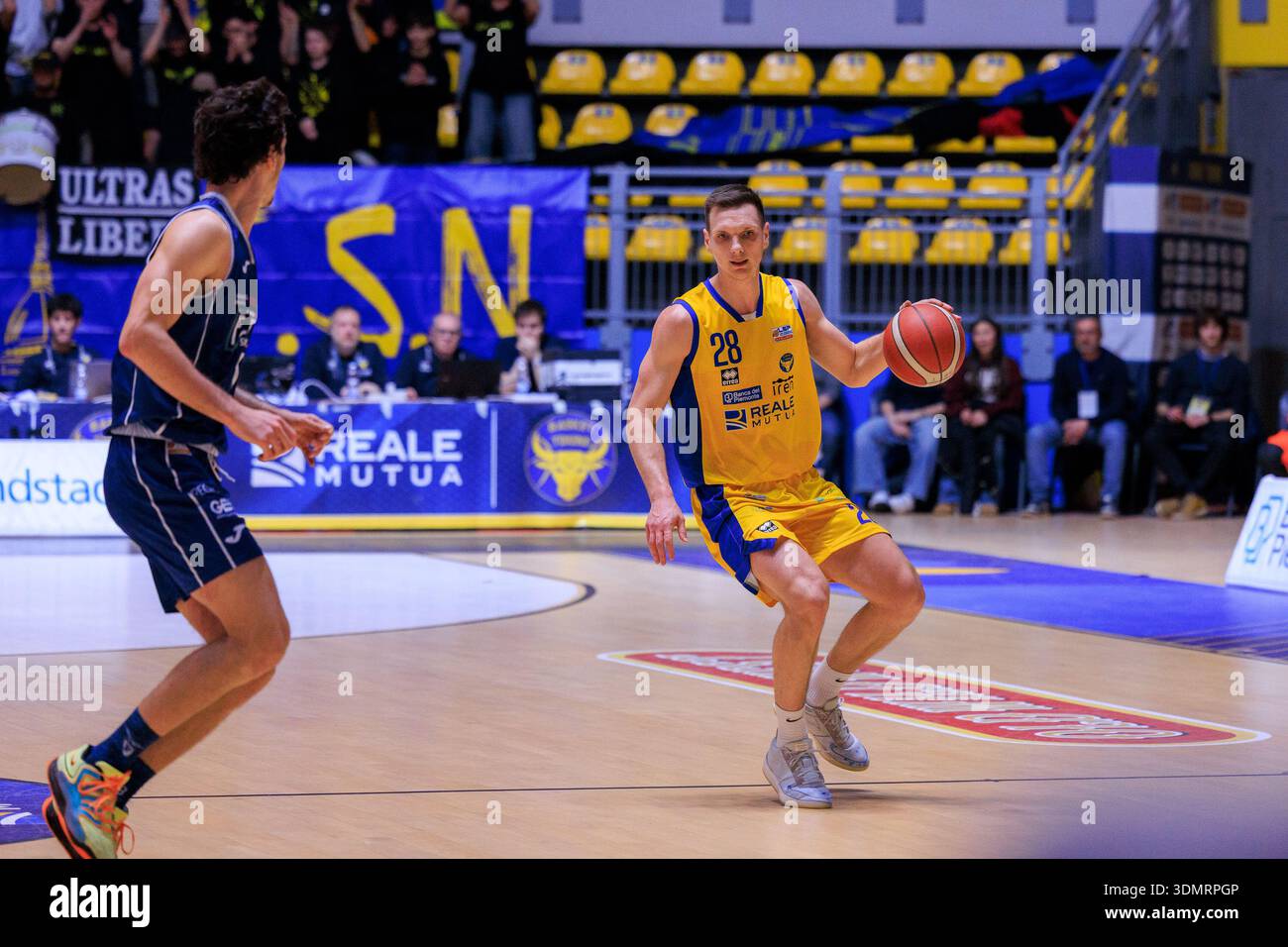Turin, Italie : 06 février 2026 - Giovanni Severini de basket Torino en action lors du match de Serie A2 contre Bologne au Pala Gianni Asti. Banque D'Images