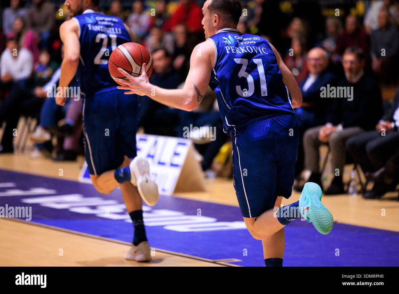 Turin, Italie : 06 février 2026 - Toni Perkovic de Fortitudo Bologna en action lors du match de Serie A2 contre Torino au Pala Gianni Asti. Banque D'Images
