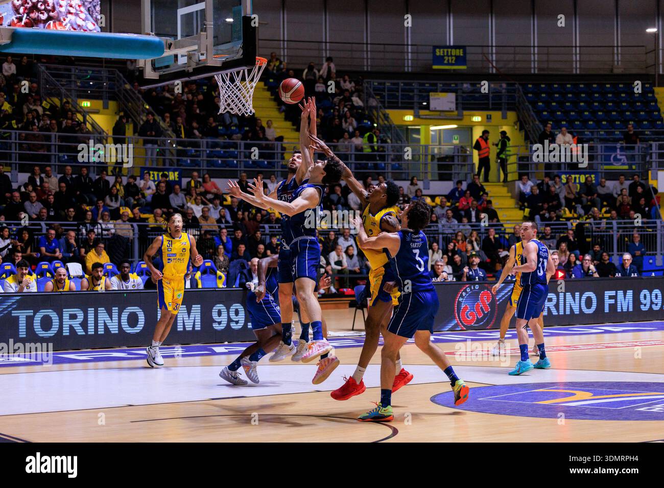 Turin, Italie : 06 février 2026 - Un moment d'action au Pala Gianni Asti, lors du match de Serie A2 entre basket Torino et Fortitudo Bologna. Banque D'Images