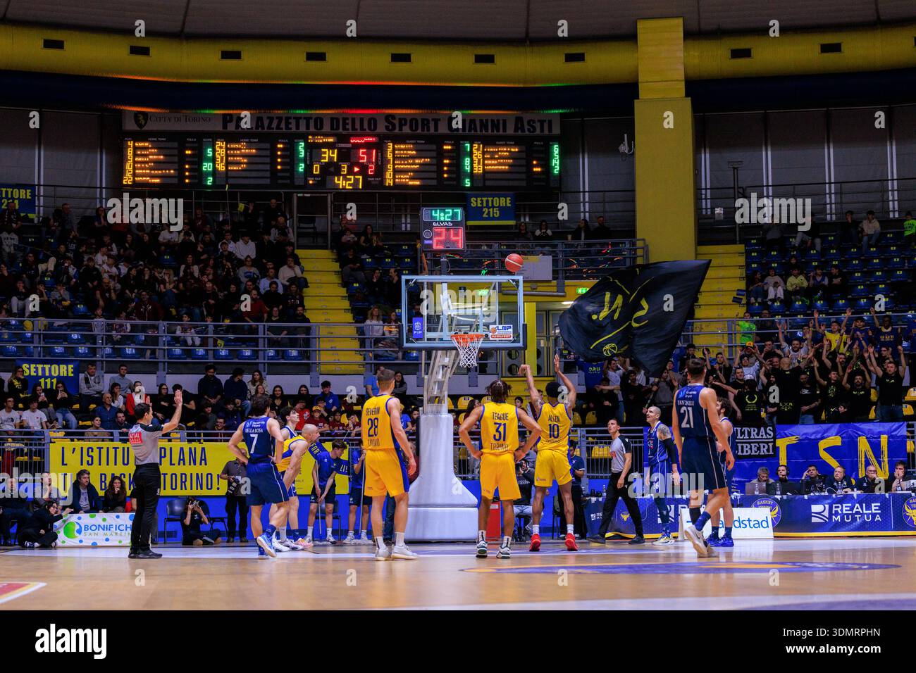 Turin, Italie : 06 février 2026 - Robert Allen de basket Torino en action lors du match de Serie A2 contre Bologne au Pala Gianni Asti. Banque D'Images