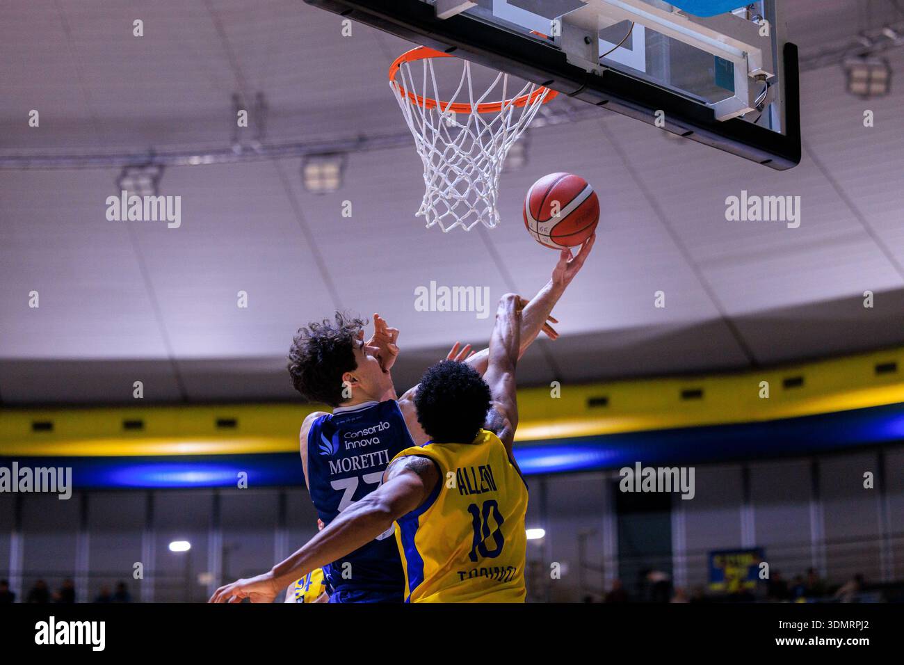Turin, Italie : 06 février 2026 - Un moment d'action au Pala Gianni Asti, lors du match de Serie A2 entre basket Torino et Fortitudo Bologna. Banque D'Images