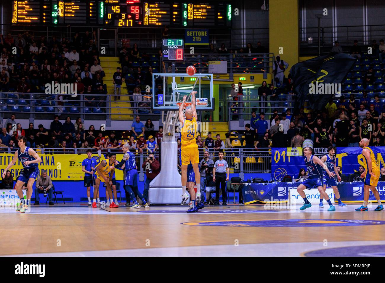 Turin, Italie : 06 février 2026 - Marco Cusin de basket Torino en action lors du match de Serie A2 contre Bologne au Pala Gianni Asti. Banque D'Images