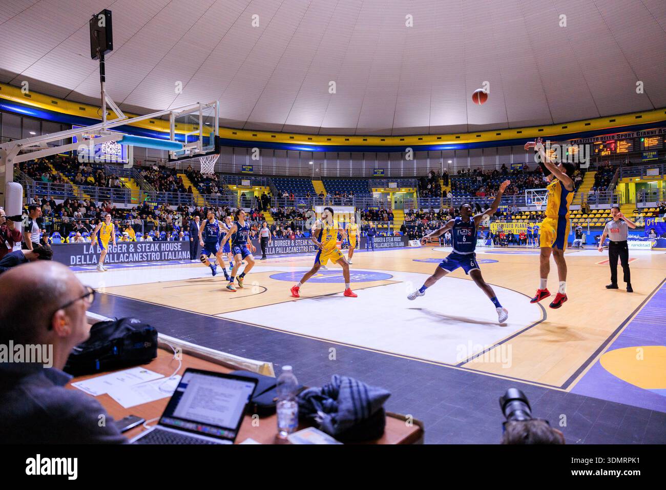 Turin, Italie : 06 février 2026 - Un moment d'action au Pala Gianni Asti, lors du match de Serie A2 entre basket Torino et Fortitudo Bologna. Banque D'Images