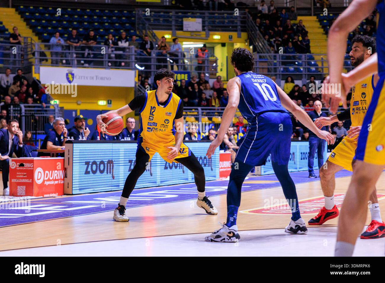 Turin, Italie : 06 février 2026 - Umbert Stazzonelli de basket Torino en action lors du match de Serie A2 contre Bologne au Pala Gianni Asti. Banque D'Images