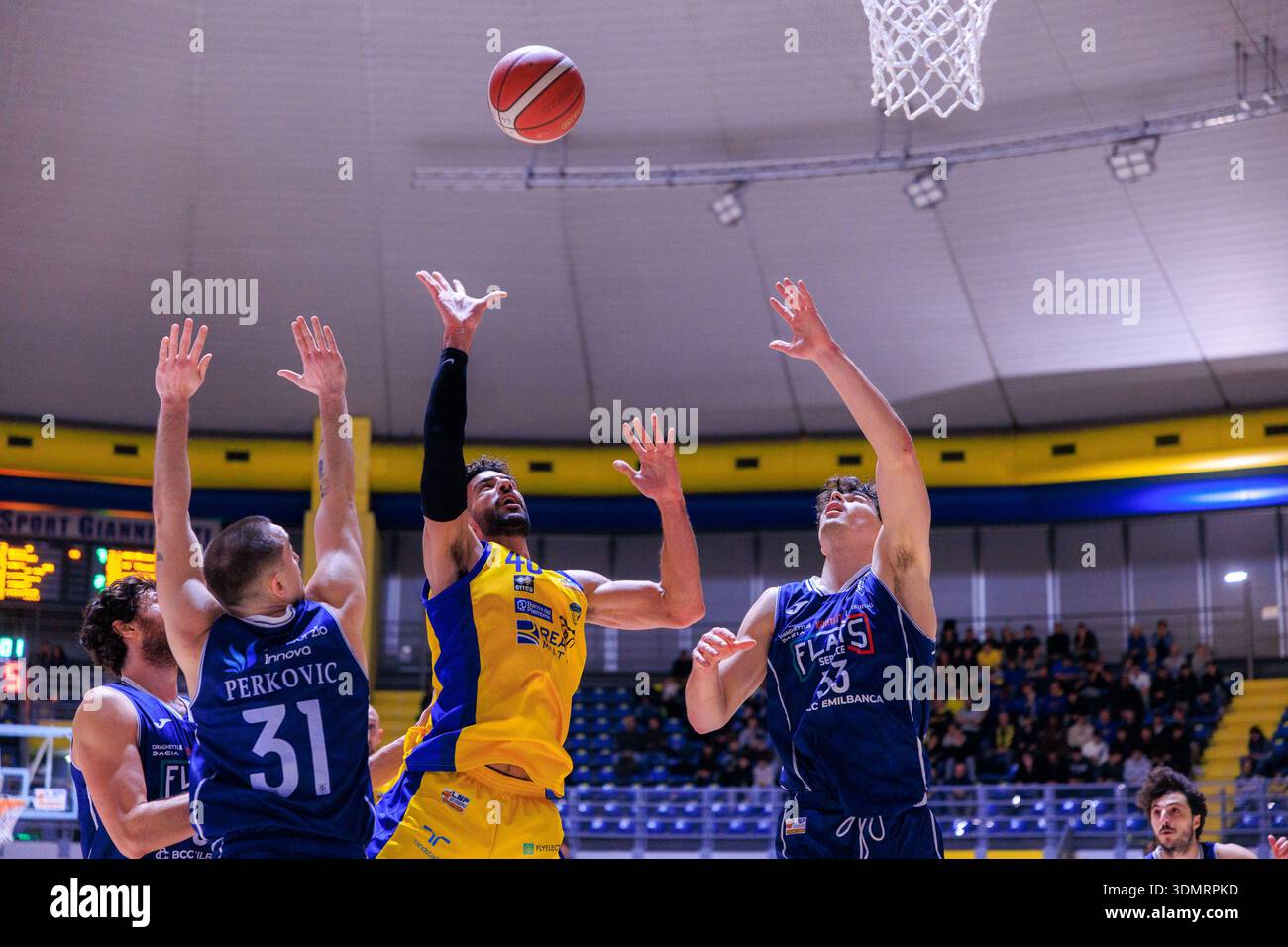 Turin, Italie : 06 février 2026 - Lorenzo Tortù de basket Torino a chellangé lors du match de Serie A2 contre Bologne au Pala Gianni Asti. Banque D'Images
