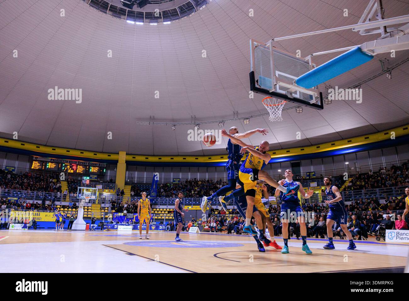 Turin, Italie : 06 février 2026 - Un moment d'action au Pala Gianni Asti, lors du match de Serie A2 entre basket Torino et Fortitudo Bologna. Banque D'Images