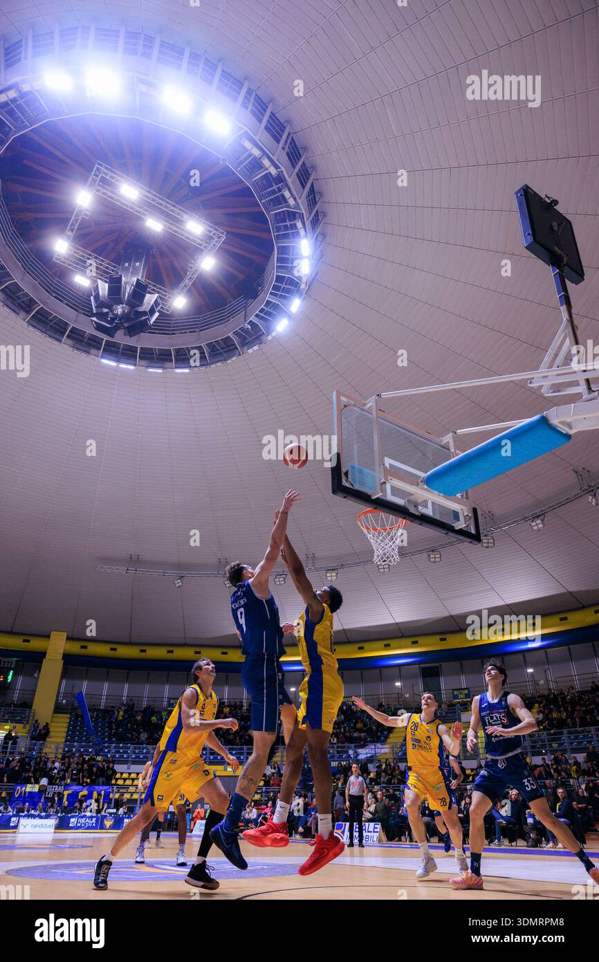 Turin, Italie : 06 février 2026 - Paulius Sorokas de Fortitudo Bologna en action lors du match de Serie A2 contre Torino au Pala Gianni Asti. Banque D'Images