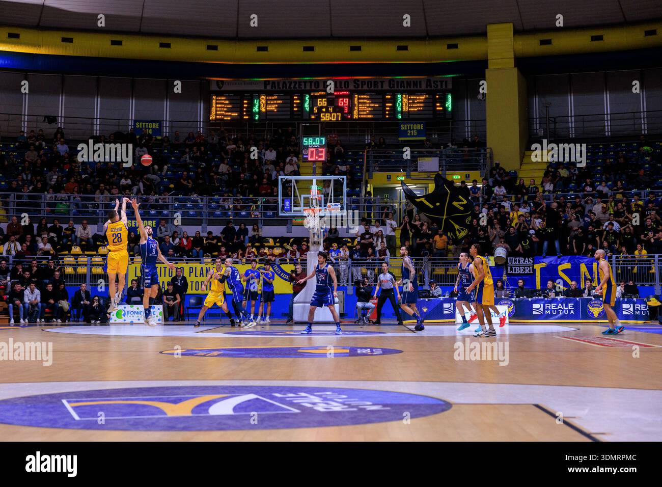 Turin, Italie : 06 février 2026 - Un moment d'action au Pala Gianni Asti, lors du match de Serie A2 entre basket Torino et Fortitudo Bologna. Banque D'Images
