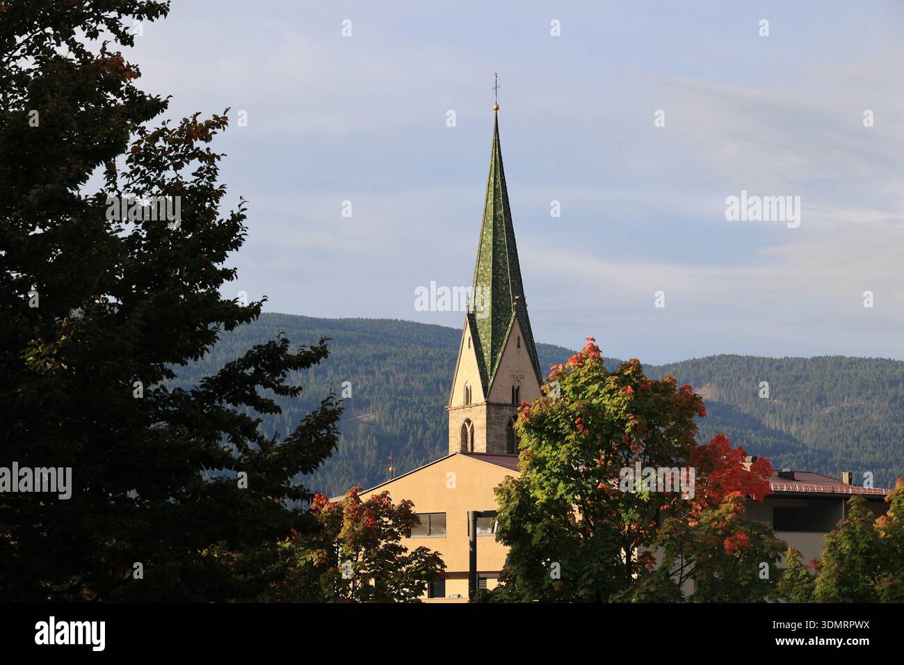 Le clocher de l'église de George dans la petite ville de Terenten, Italie Banque D'Images