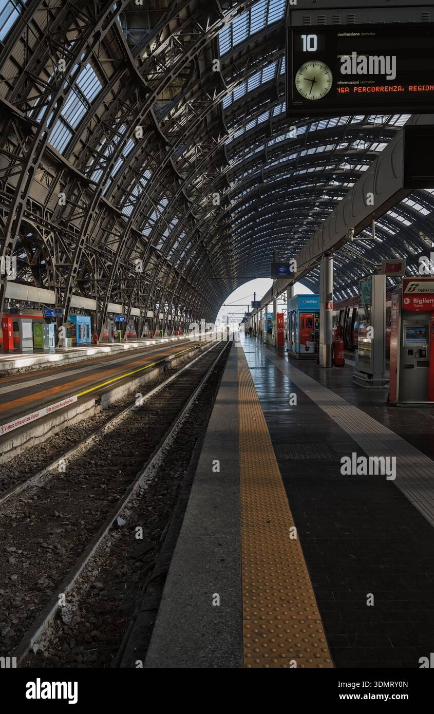 Milan, Italie, vue en perspective de la grande architecture de la gare centrale de Milan avec verre voûté et toit en acier Banque D'Images