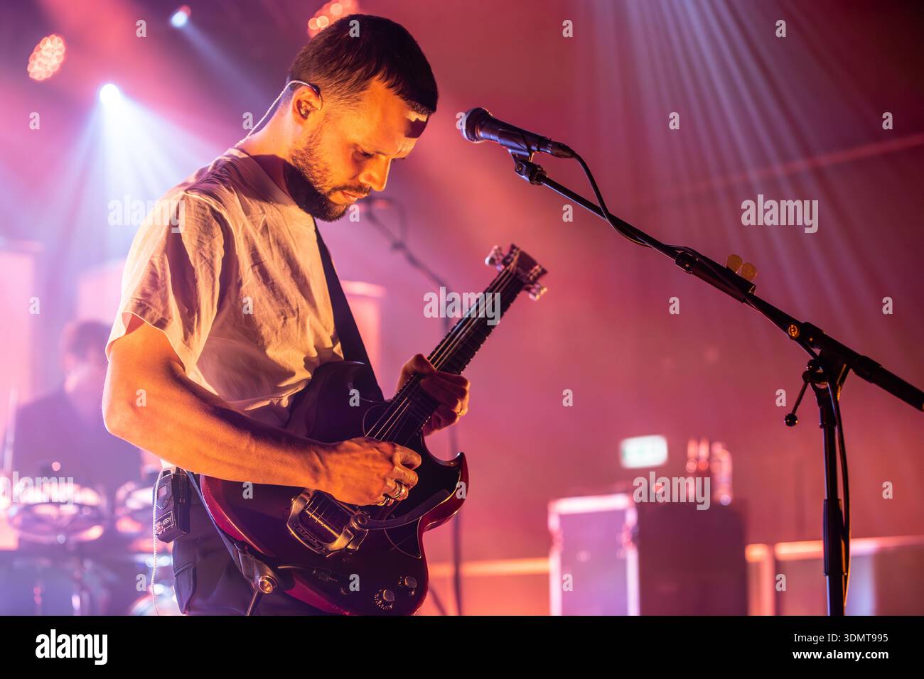 Milan Italie. 06th feb 2026. Le groupe de rock indépendant anglais WHITE LIES se produit en direct sur scène au Magazzini Generali lors de la « Night Lies Tour ». Banque D'Images